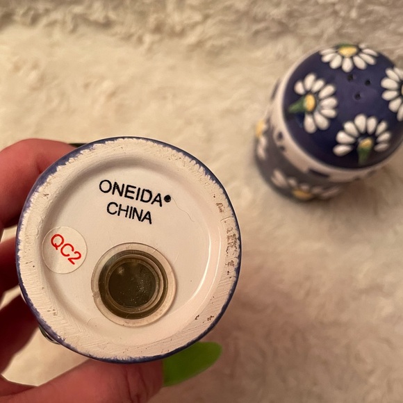 ONEIDA China Sakura Discontinued Spring Daisy Salt & Pepper Shakers - Picture 3 of 6